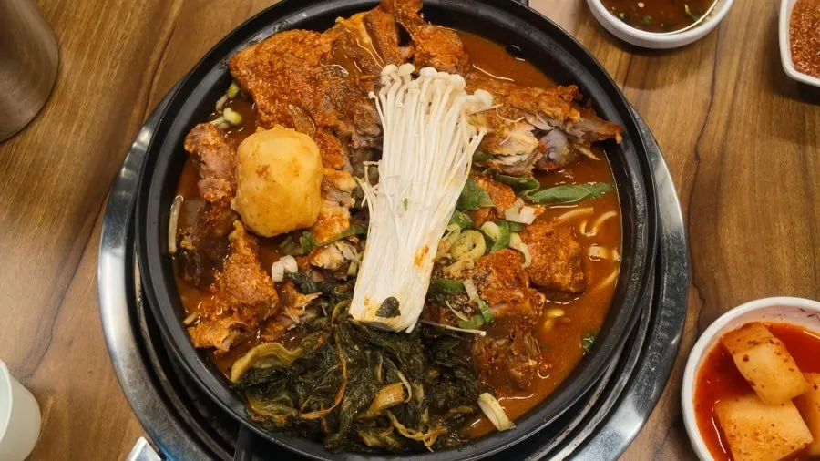 큼직한 뼈와 감자가 담긴 얼큰이 감자탕 소