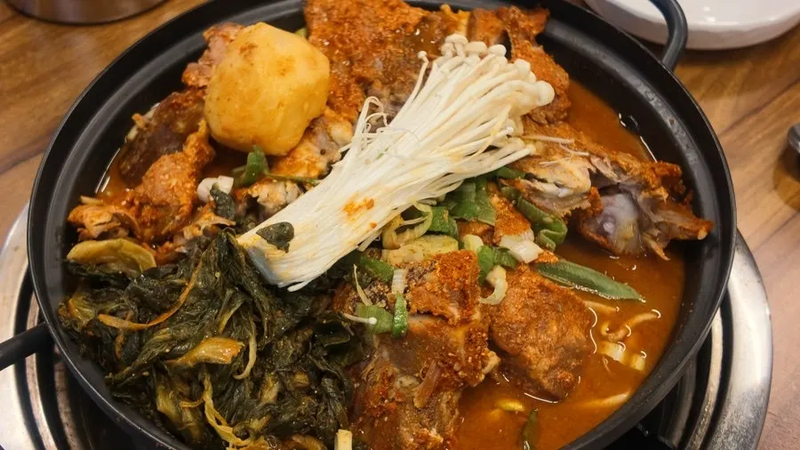 테이블에서 보글보글 끓는 감자탕