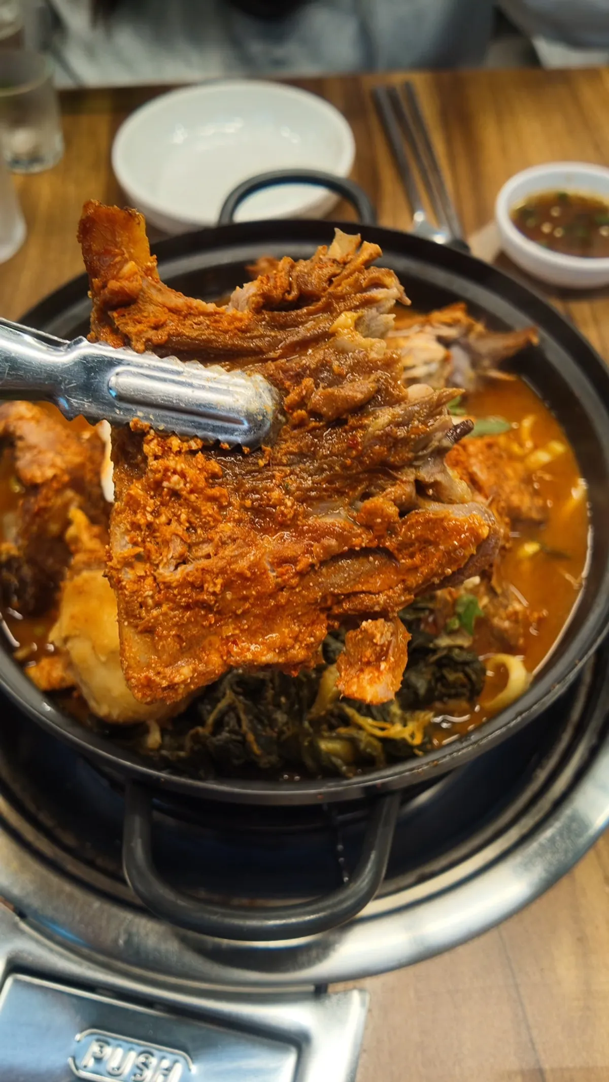 뼈에 살이 두툼하게 붙은 감자탕 고기