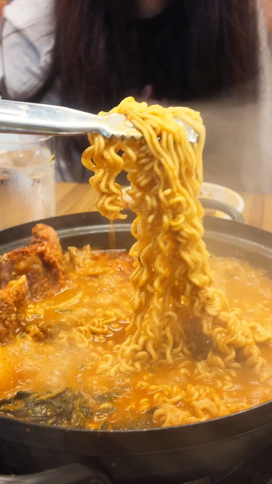 뼈에서 발라낸 고기를 소스에 찍는 모습