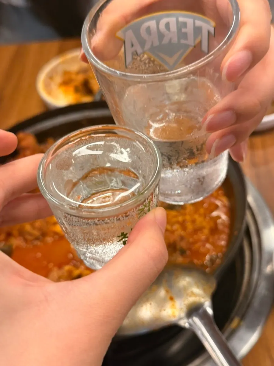 감자탕과 함께 놓인 소주잔