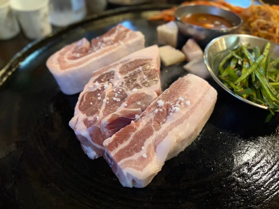 Staff-grilled cauldron-lid pork at Dongducheon Sotttukkeong Samgyeopsal near Bupyeong Station