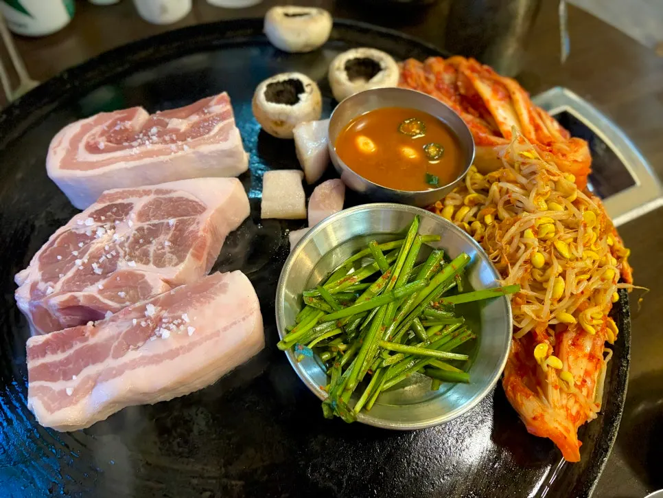 Low-temperature-aged pork grilled on a cauldron lid