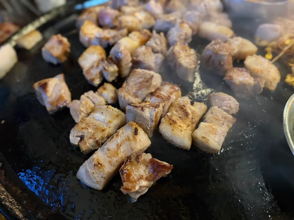 Kimchi and bean sprouts grilled on the cauldron lid