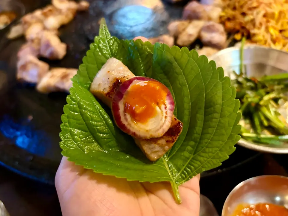 Grilled button mushrooms served with meat