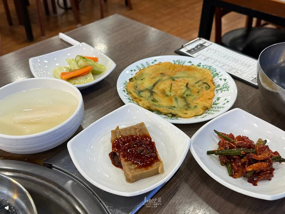 해물탕 상차림의 밑반찬 구성