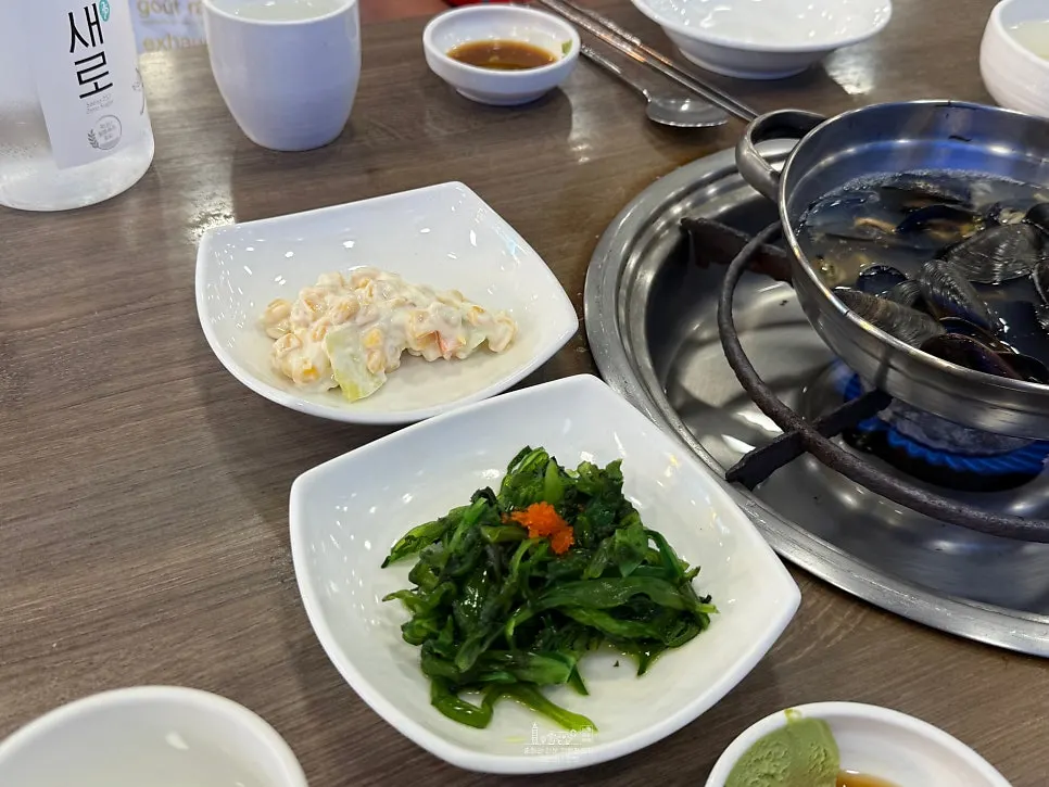 해물탕 상차림의 콘샐러드와 반찬