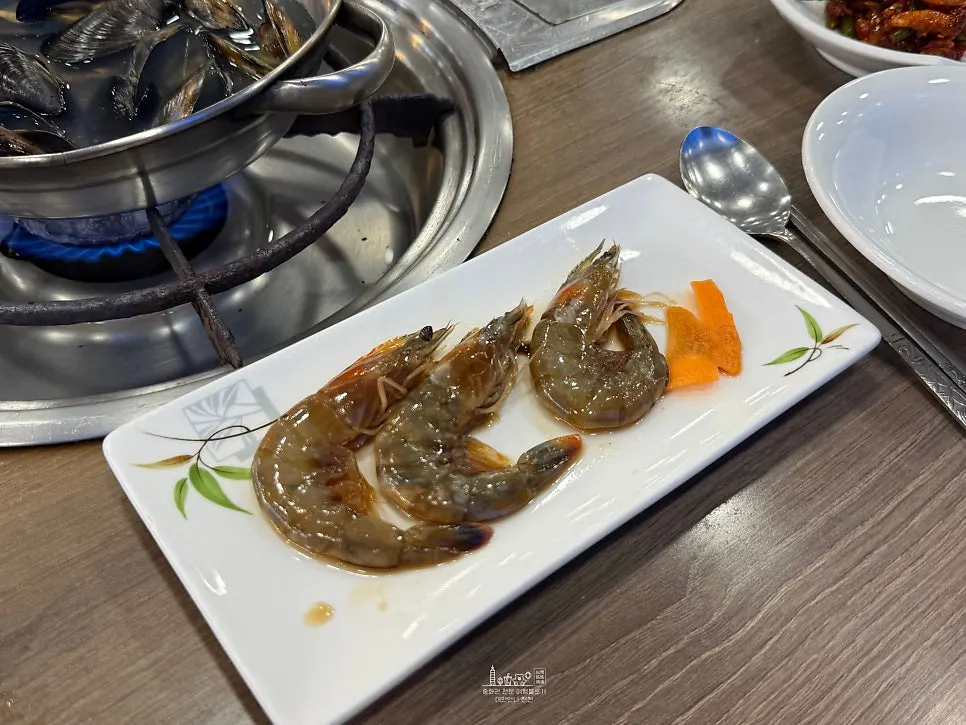 해물탕 전 제공된 홍합탕과 반찬