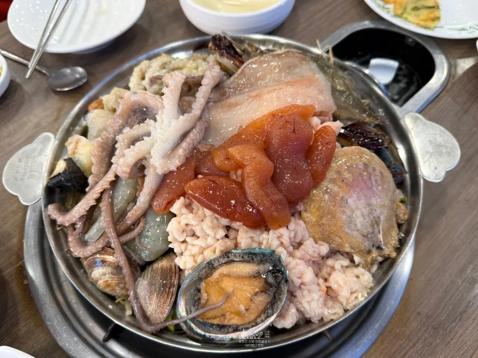 가리비와 낙지가 담긴 해물탕 냄비