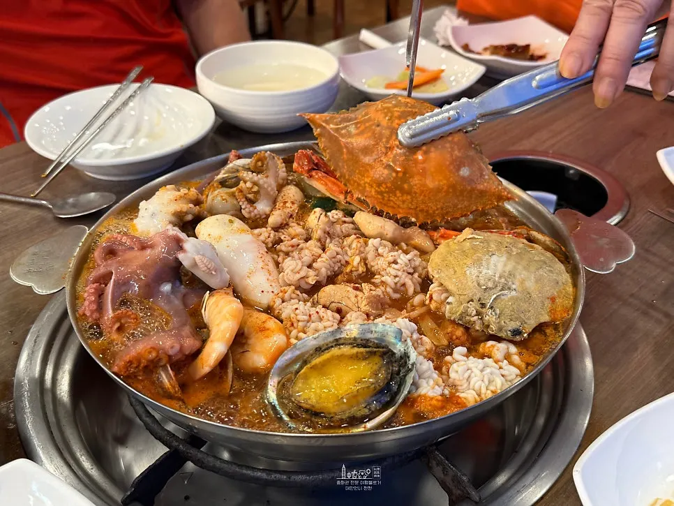 손질 후 먹기 좋게 담긴 해산물