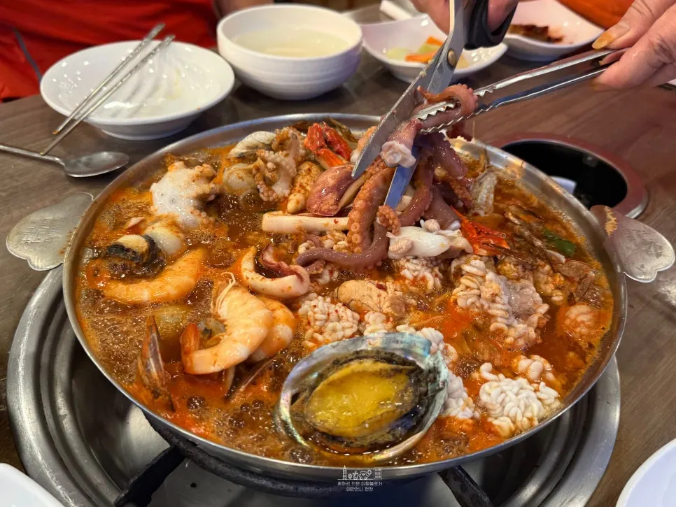 부드러운 낙지가 담긴 해물탕