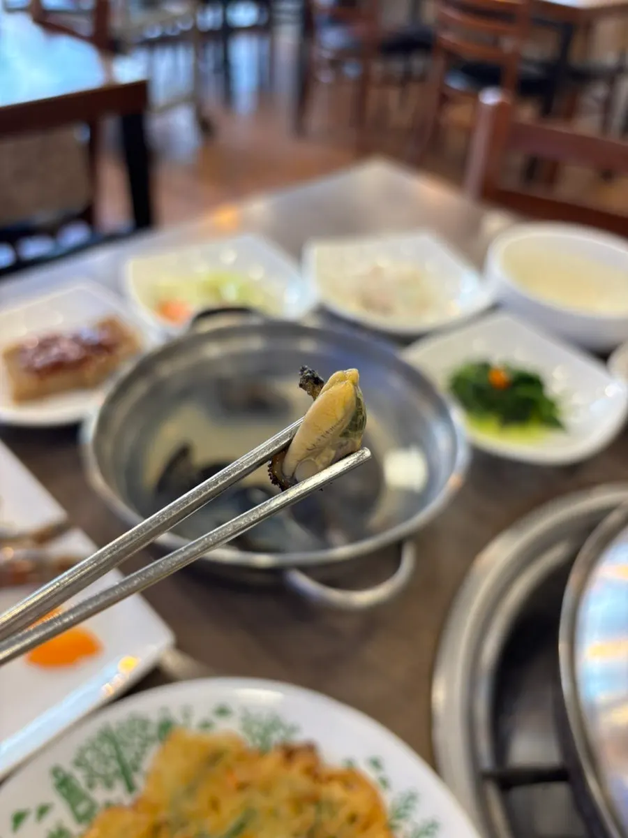 자리에 앉자마자 나온 칼칼한 홍합탕