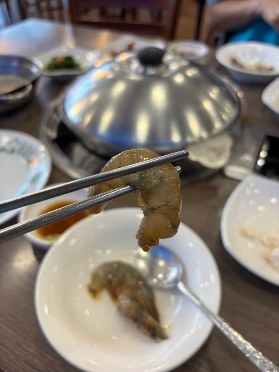 바삭하게 구워진 부침개와 간장새우장
