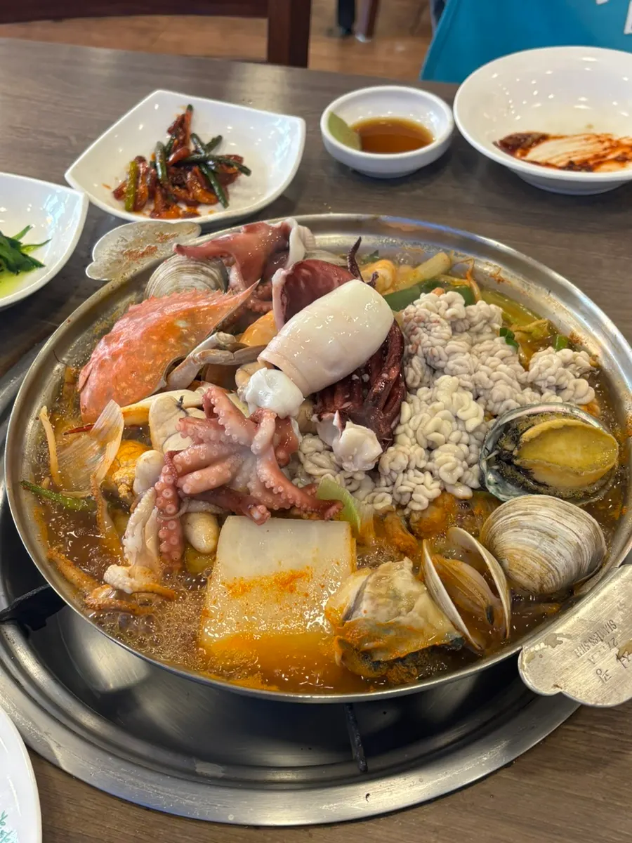 뚜껑을 덮고 끓고 있는 해물탕 냄비