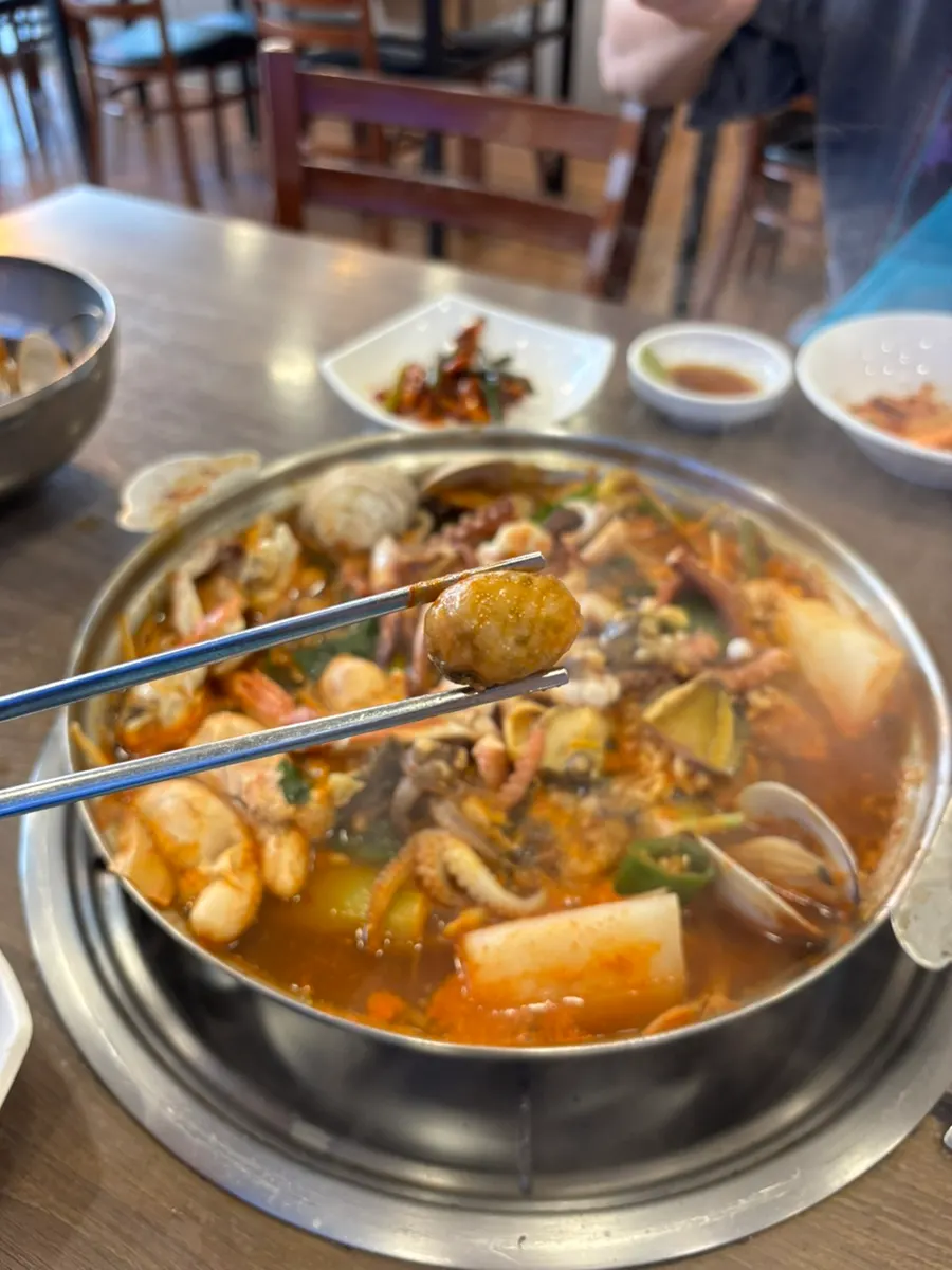 다양한 해산물이 푸짐하게 담긴 해물탕 소자