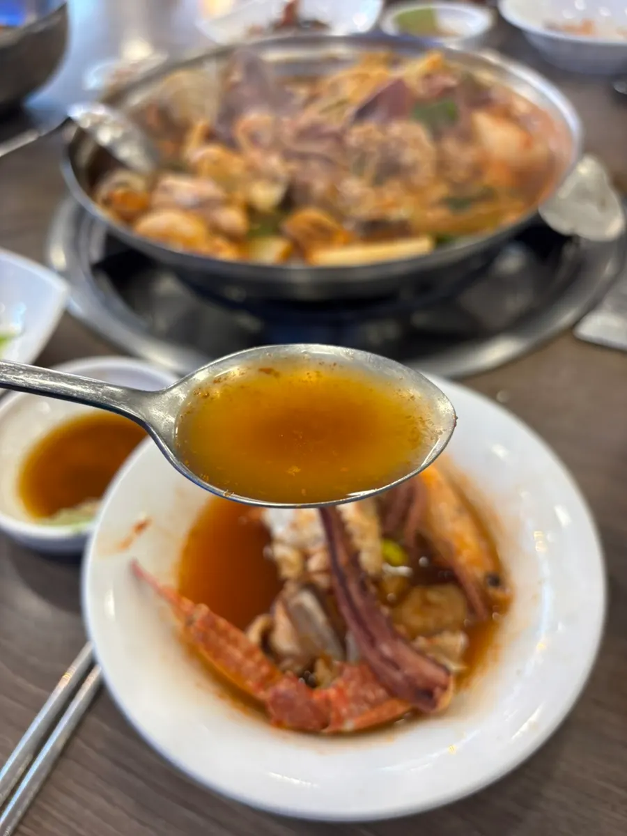미더덕과 오만둥이를 한가득 담은 앞접시