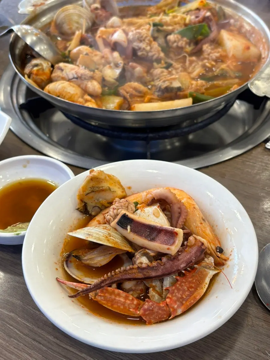 앞접시에 덜어 놓은 해물탕과 국물