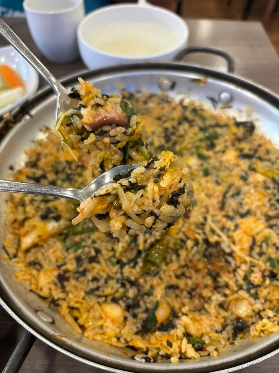 넓게 펴서 눌러 볶은 해물 볶음밥