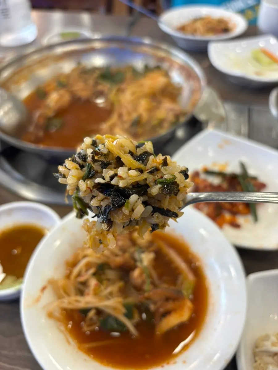 완성된 볶음밥과 건새우 마늘쫑볶음