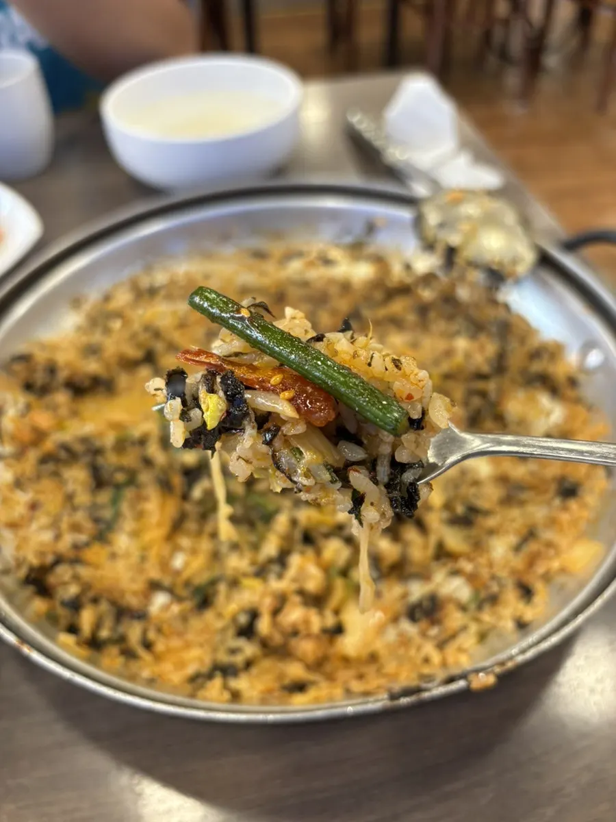 앞접시에 덜어 담은 해물 볶음밥