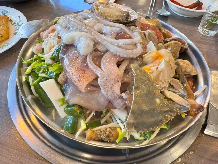 Small haemultang pot piled high with seafood