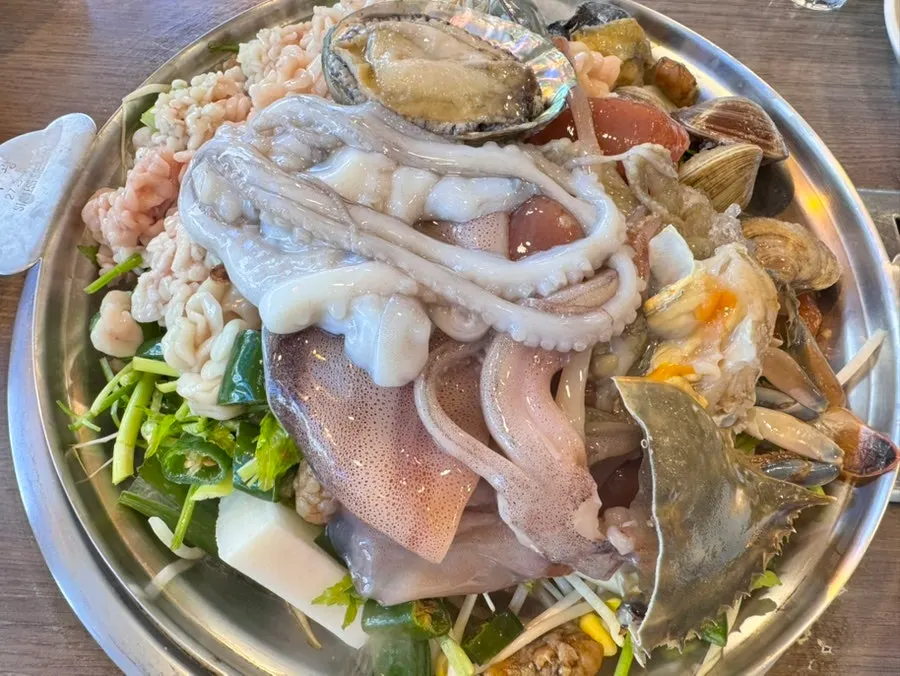 Octopus, abalone and blue crab visible in the haemultang