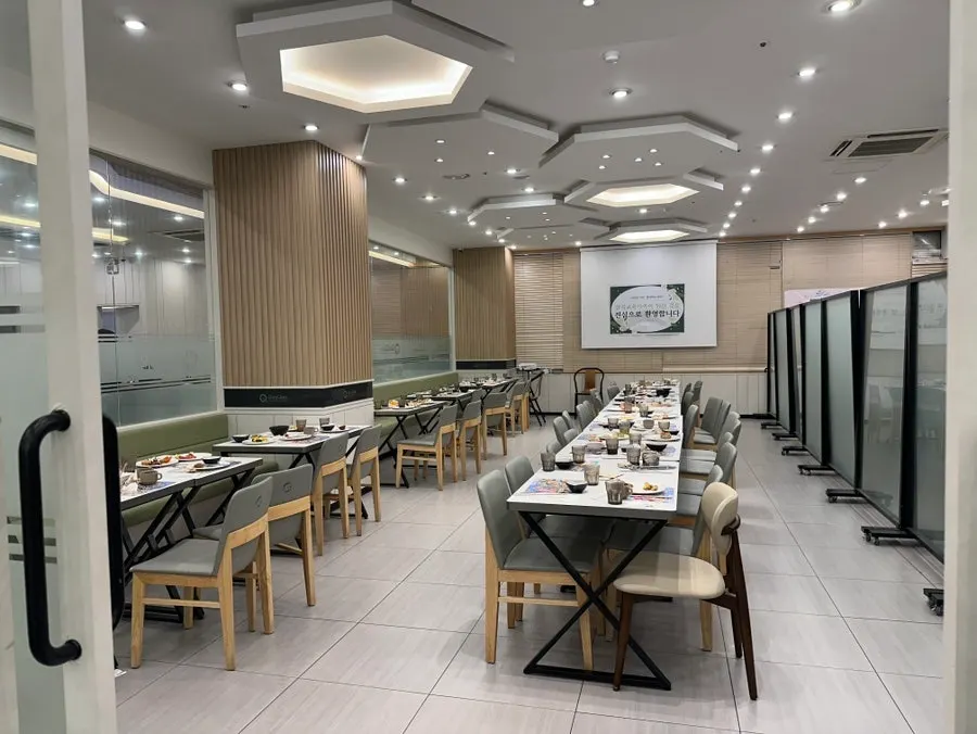 Interior of KuuKuu Gold Bupyeong Branch on a weekday evening