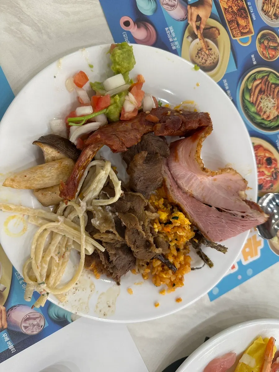 Meat and vegetables at the Yukhaejinmi self-grill corner