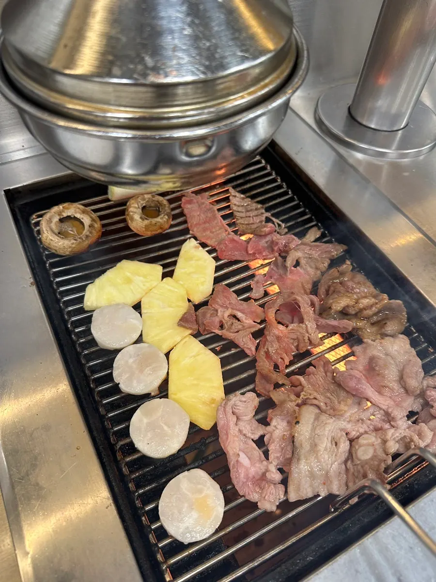 Chinese-style plate with soup, galbi and gguabaro