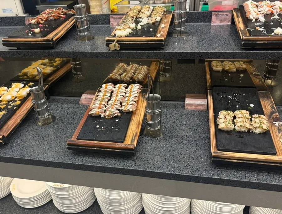 Displayed sushi counter