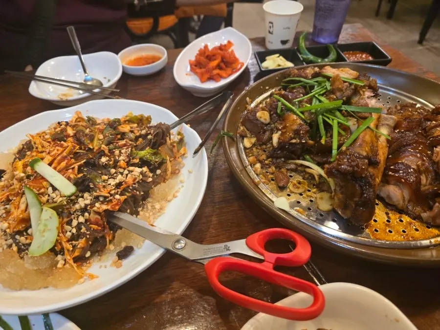 Half-and-half front leg jokbal with original and garlic flavors