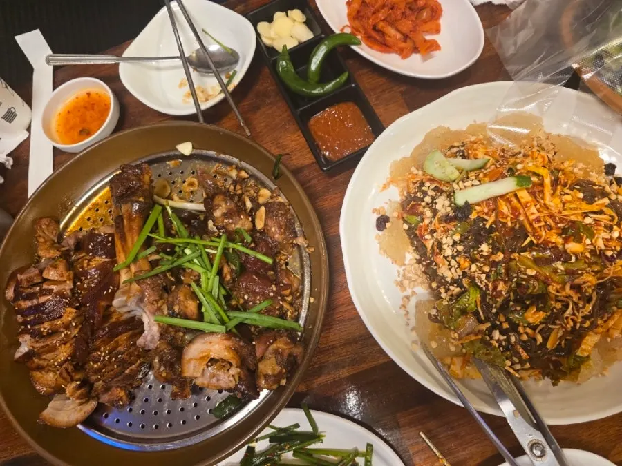 Moist jokbal meat and chewy skin