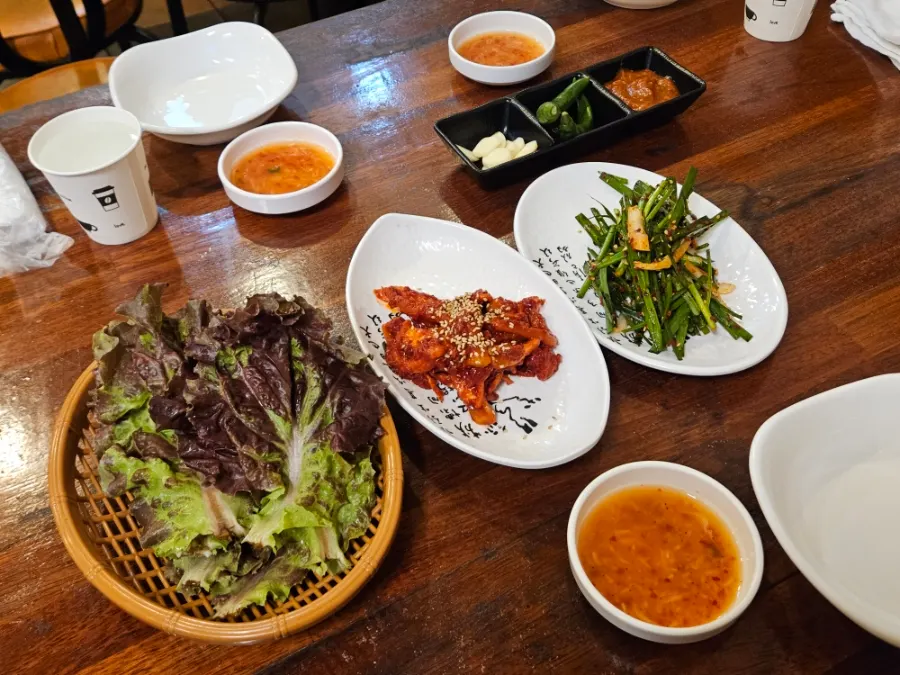 무말랭이무침 부추무침 새우젓 쌈채소 기본 상차림
