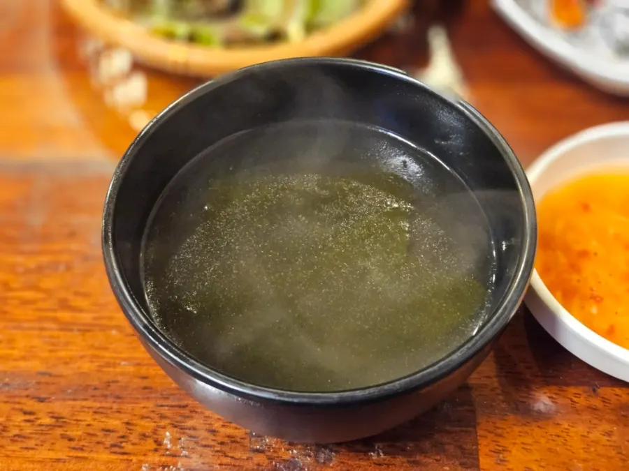기본으로 나온 따뜻한 미역국