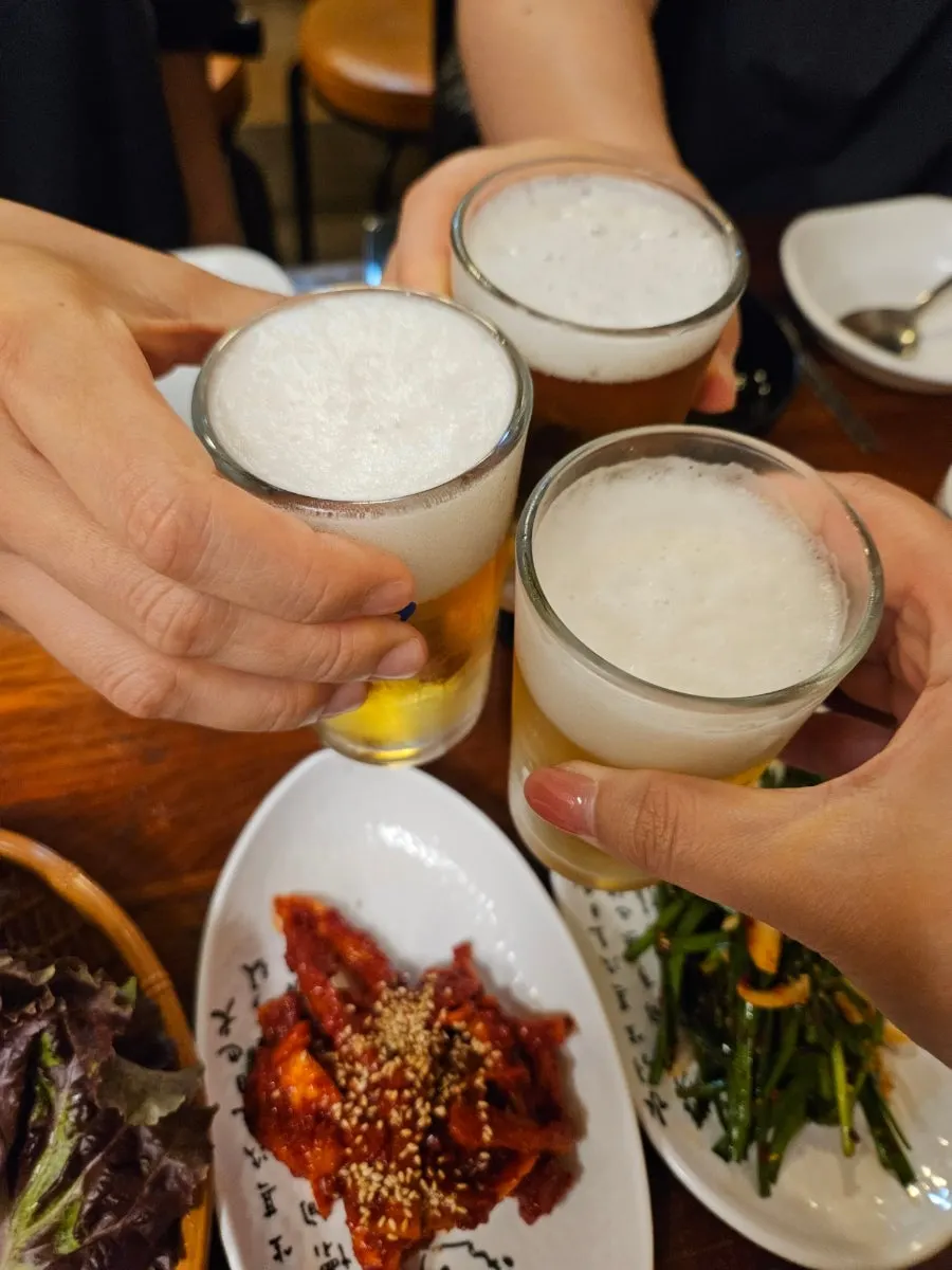 족발과 함께 놓인 시원한 맥주