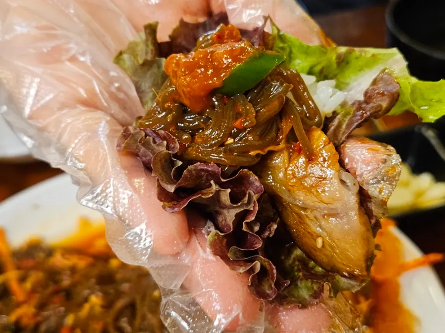 상추에 족발과 쌈장을 올린 쌈