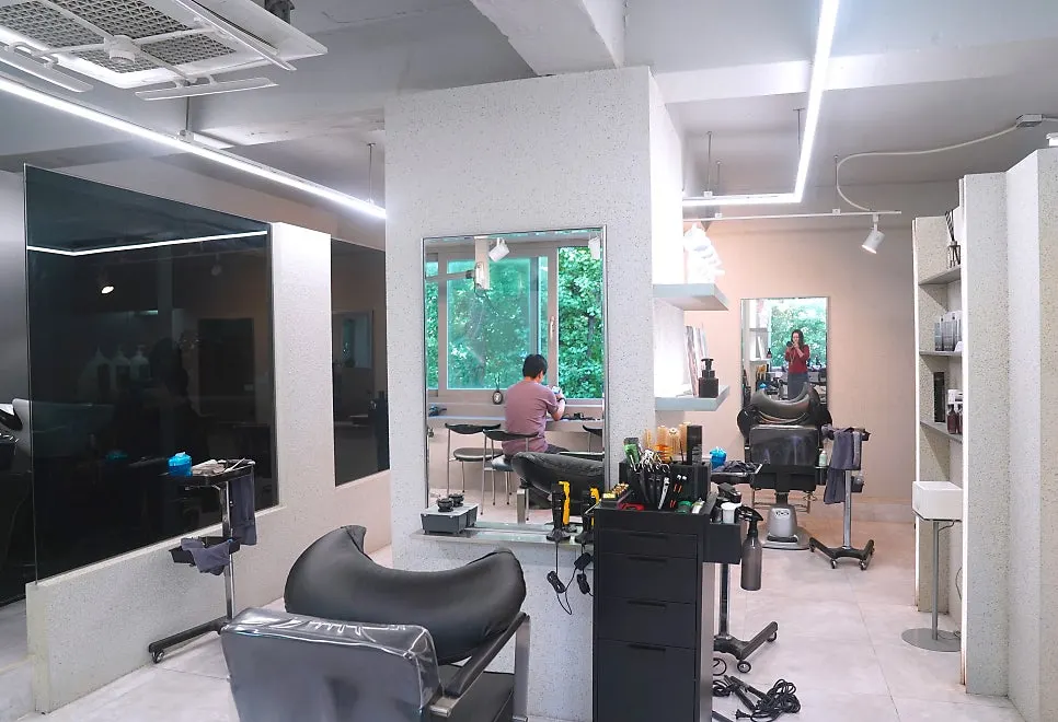 이움 맨즈헤어 부평점 시술 좌석 전경