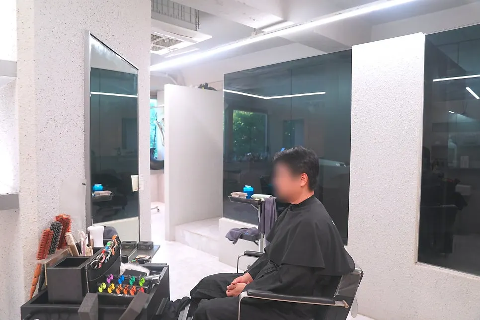 이윤 디자이너와 1:1 헤어 상담 장면