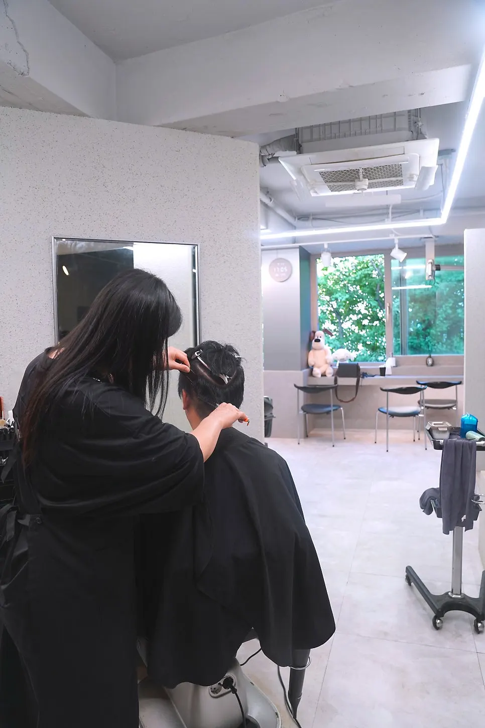 드롭컷 커트를 진행하는 시술 장면