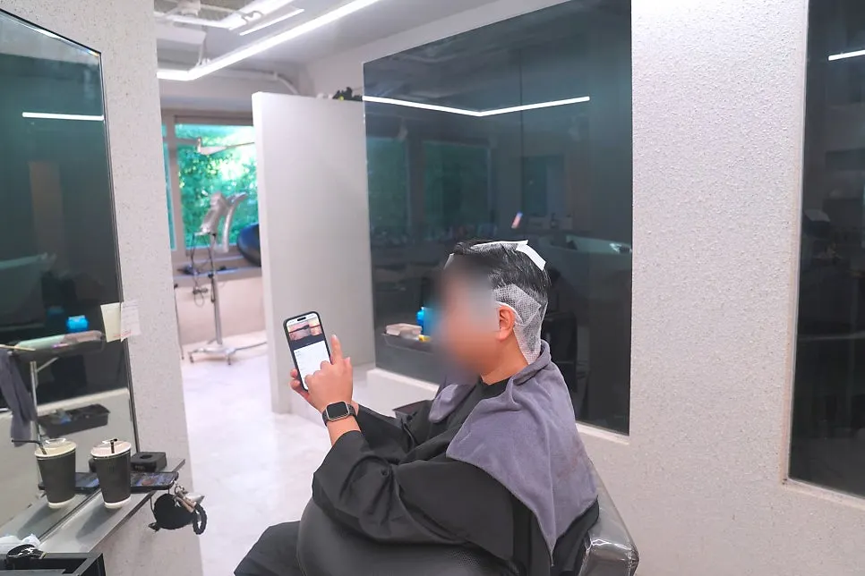 펌 대기 중 제공된 아이스티 음료