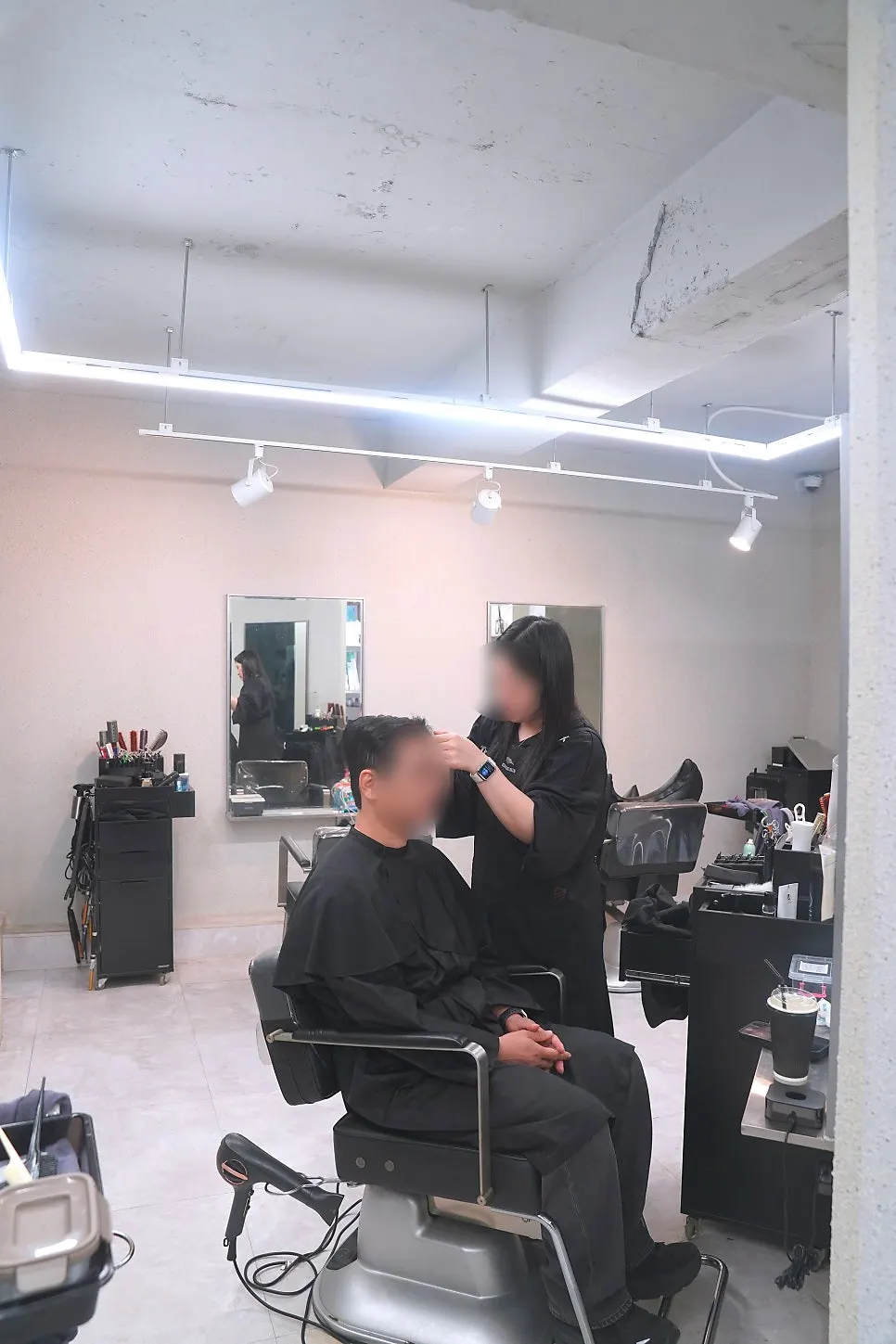 바리캉으로 라인을 다듬는 마무리 작업