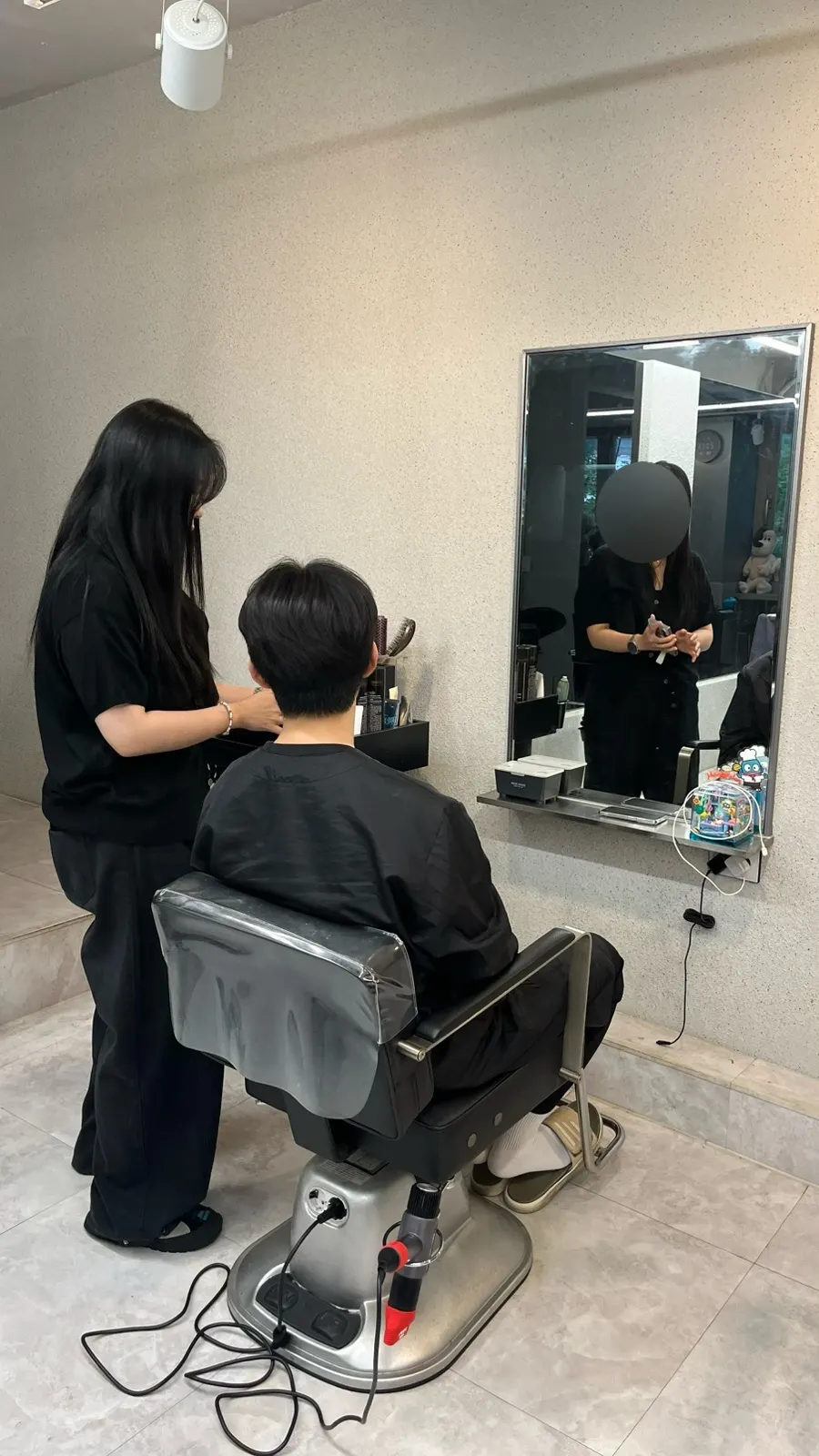 아이롱펌 상담 중인 시술 전 긴 머리
