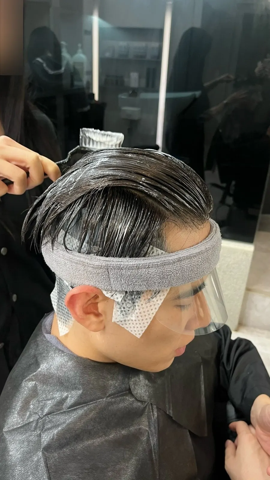모류 방향을 잡는 아이롱펌 시술 장면