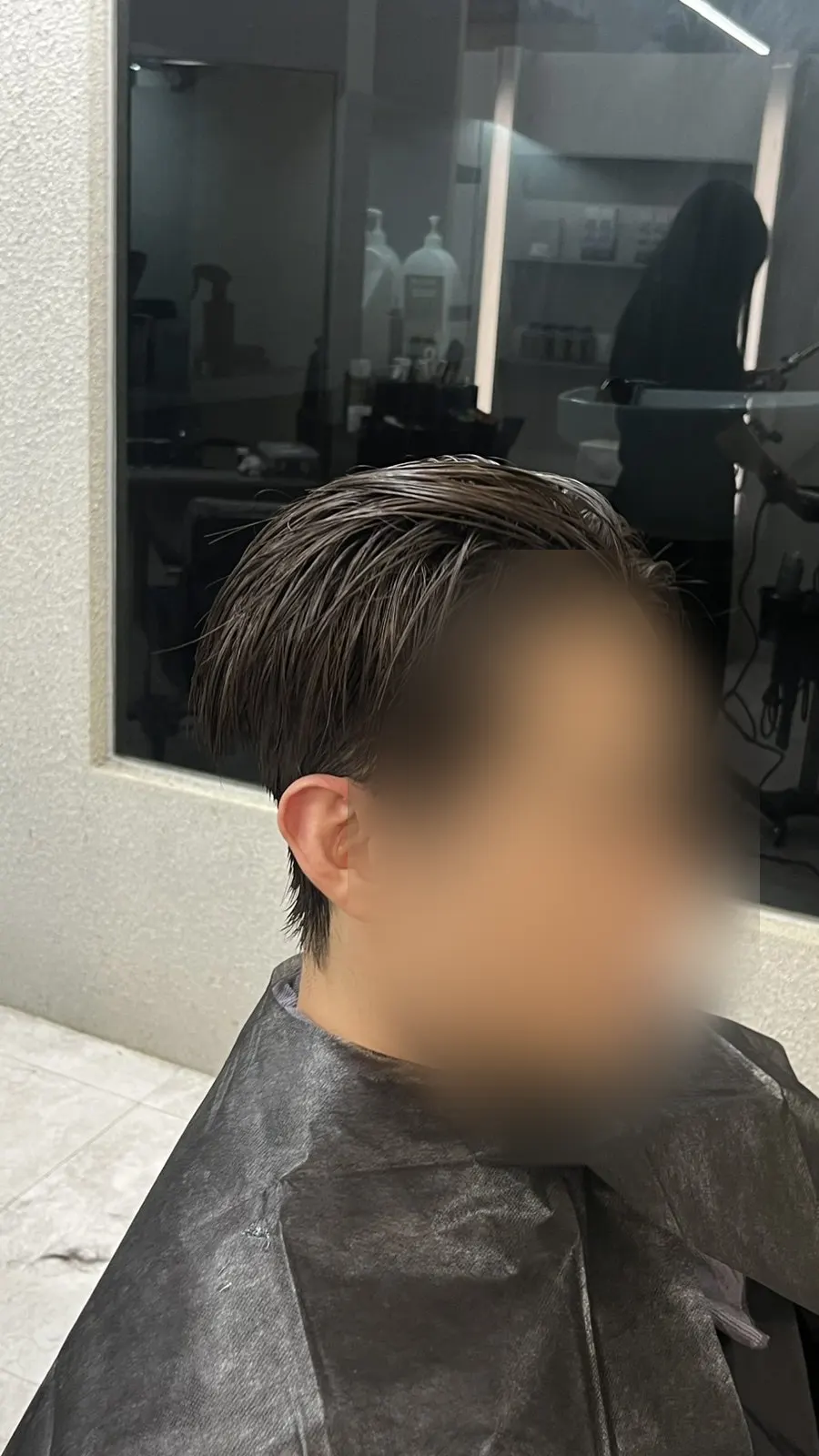 펌제를 발라 모발을 연화시키는 과정