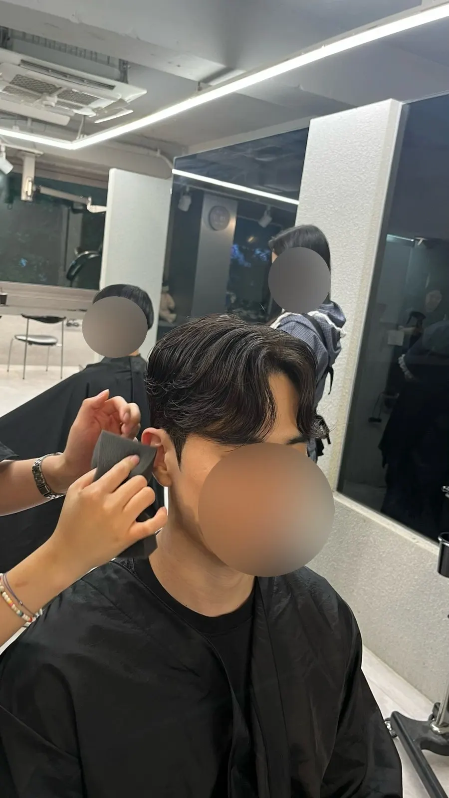 옆머리 다운펌으로 정리된 측면 모습