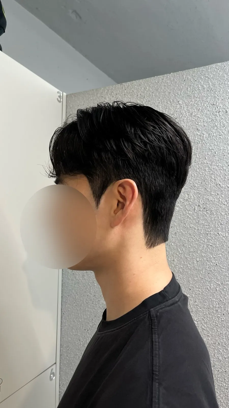 구렛나루까지 일정하게 커트된 모습