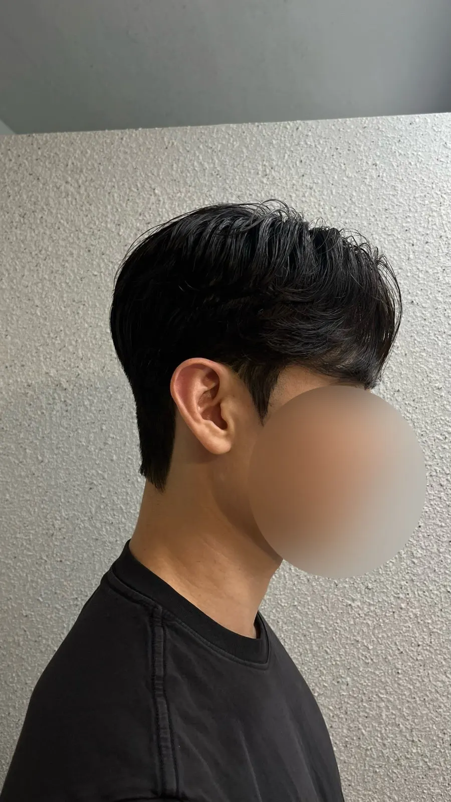 뒷머리 라인이 깔끔하게 정리된 후면