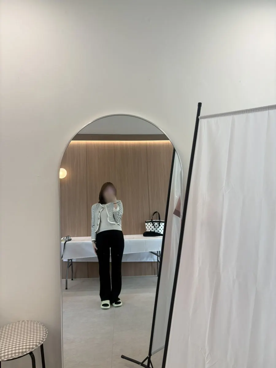 창으로 자연광이 들어오는 스튜디오
