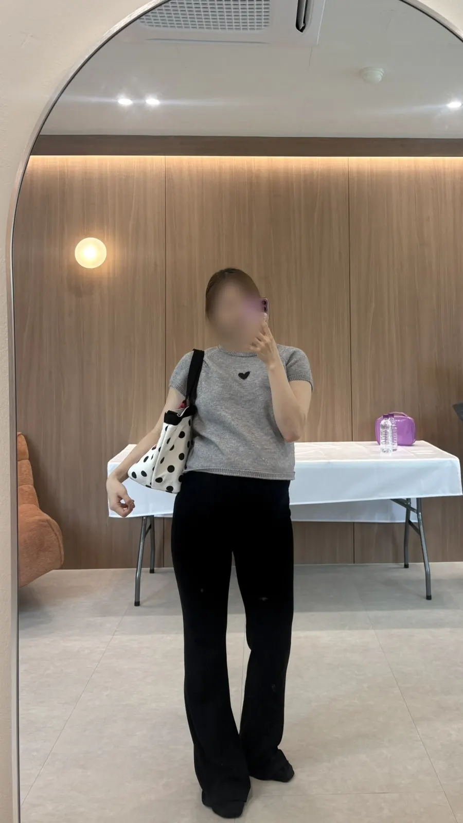 자연광에서 촬영한 패션 영상 장면