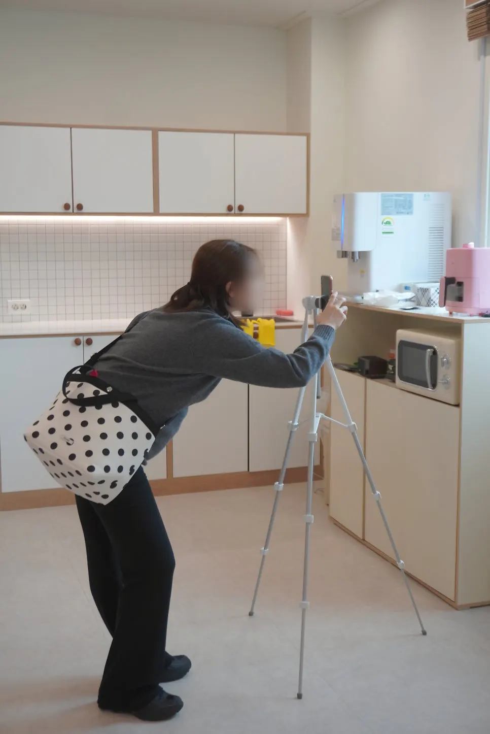 삼각대로 찍은 전신 촬영 컷